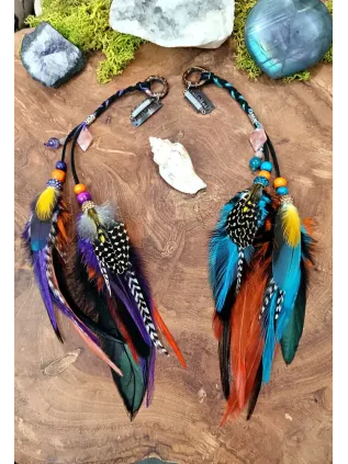 Les Flammes du Ciel — Bijou de Cheveux Chamanique en Plumes Rares & Pierre du Soleil | Flamme du Crépuscule & Flamme de l'Aube