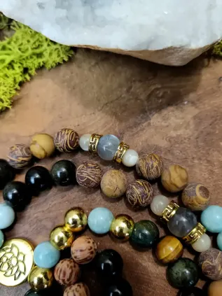 La Flamme des Bois — Mala Chamanique Tibétain Totem Renard | Œil de Tigre Sculpté, 108 Pierres Sacrées & Plumes Rares