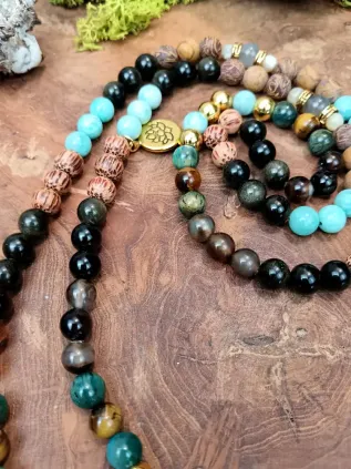 La Flamme des Bois — Mala Chamanique Tibétain Totem Renard | Œil de Tigre Sculpté, 108 Pierres Sacrées & Plumes Rares