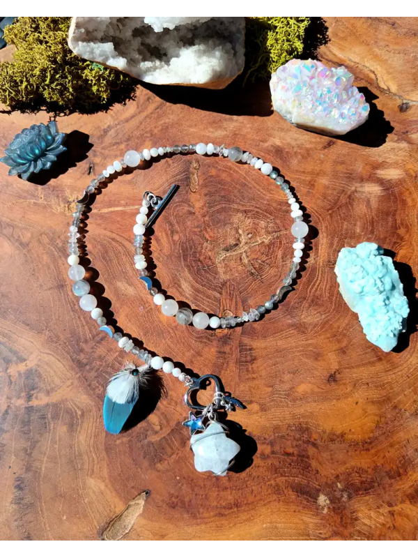 Collier Chamanique "Étoile d'Argent" - Labradorite Blanche & Plumes Sacrées