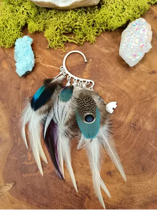 Souffle Boréal - Bijou d'oreille chamanique aux plumes sauvages et totem Ours