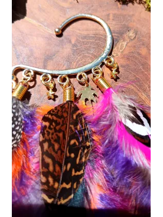 Sunset Flower – Earcuff chamanique en plumes naturelles, cornaline, agate rose et améthyste