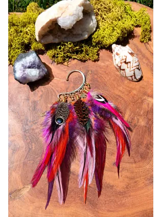 Sunset Flower – Earcuff chamanique en plumes naturelles, cornaline, agate rose et améthyste