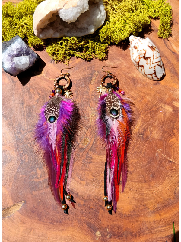 Sunset lover – Boucles d'oreilles chamaniques en plumes de coq et faisan, cornaline, agate rose et améthyste