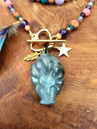 Le renard des aurores - Collier chamanique en labradorite et plumes naturelles