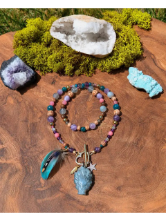 Der Fuchs der Morgenröte – Schamanische Labradorit-Kette mit natürlichen Federn | Intuitiver Erdungs-Schmuck