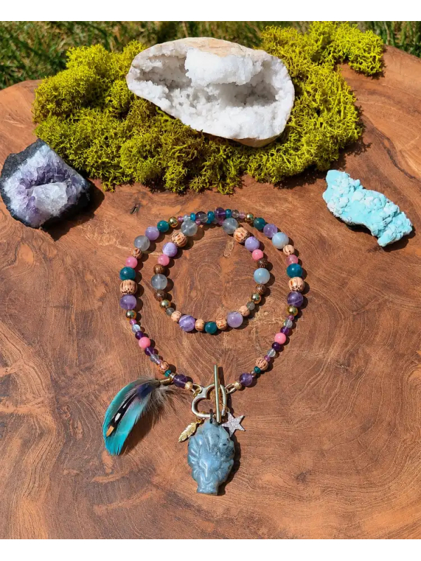 Le renard des aurores - Collier chamanique en labradorite et plumes naturelles