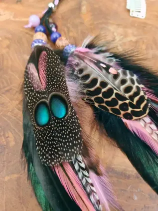 L’aube sacrée - Bijou de cheveux chamanique aux plumes de faisan et pierres naturelles
