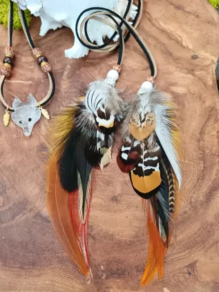 Entre givre et flamme - Collier chamanique renard en cristal de roche et plumes naturelles
