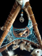 Attrape-Rêve 3D Tipi Entre Deux Mondes – Ours en Œil de Tigre & Plumes