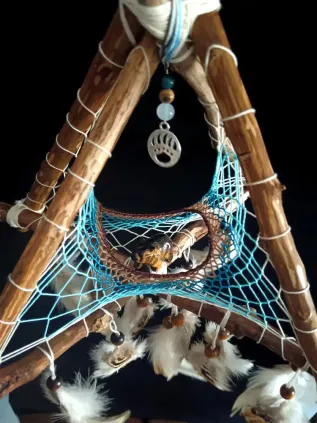 Attrape-Rêve 3D Tipi Entre Deux Mondes – Ours en Œil de Tigre & Plumes