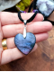 Collier Chamanique « Cœur Sensuel » | Labradorite Violette & Plumes Nobles