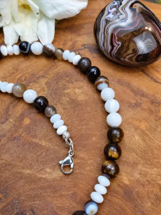 Collier ethnique avec renard en oeil de tigre "Snow fox"