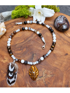 Collier ethnique avec renard en oeil de tigre "Snow fox"