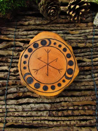 Talisman Runique Personnel en bois